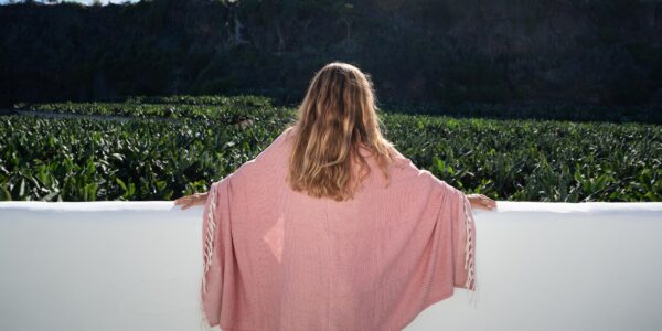 mujer mirando el campo desde el Hotel el Patio