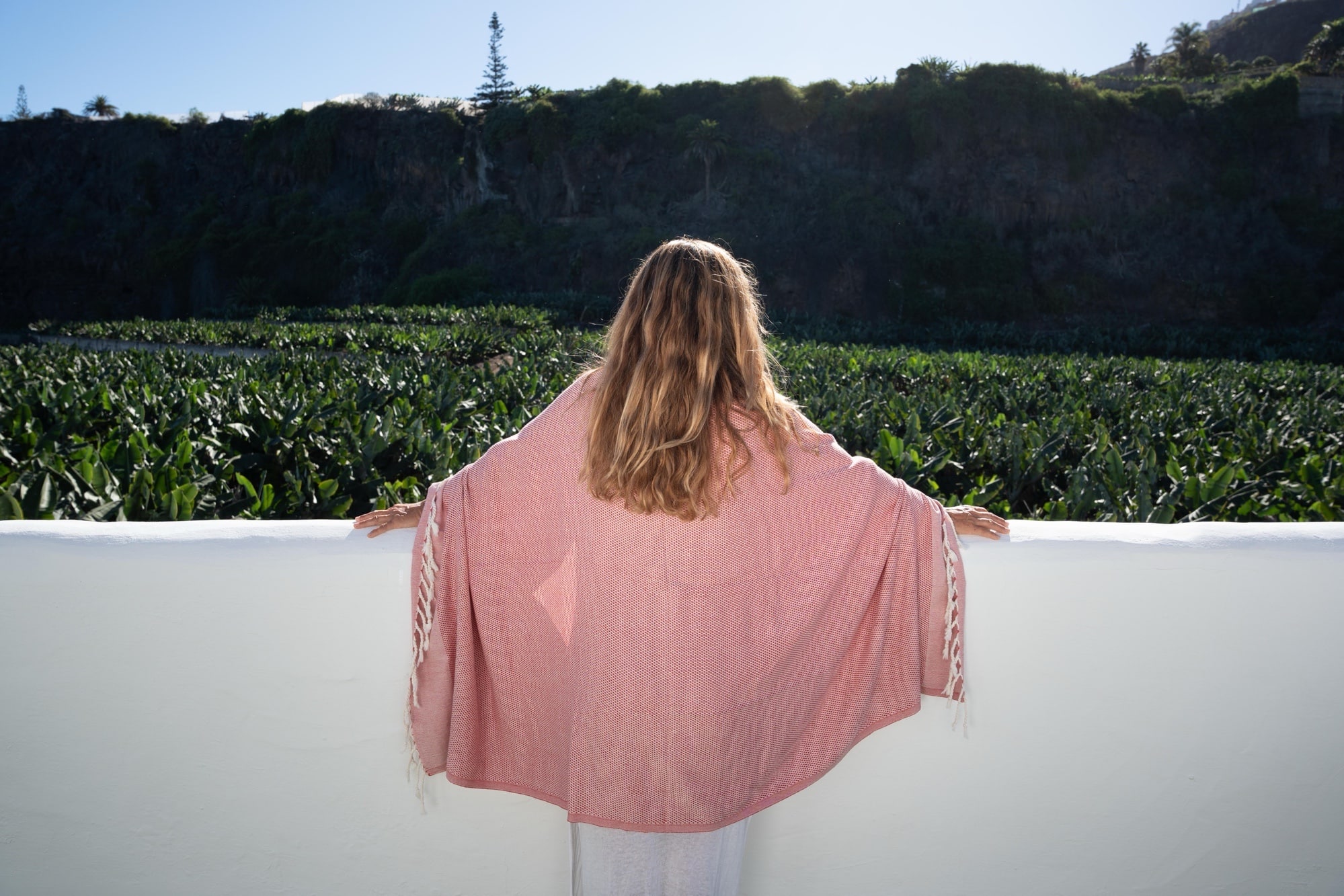 mujer mirando el campo desde el Hotel el Patio